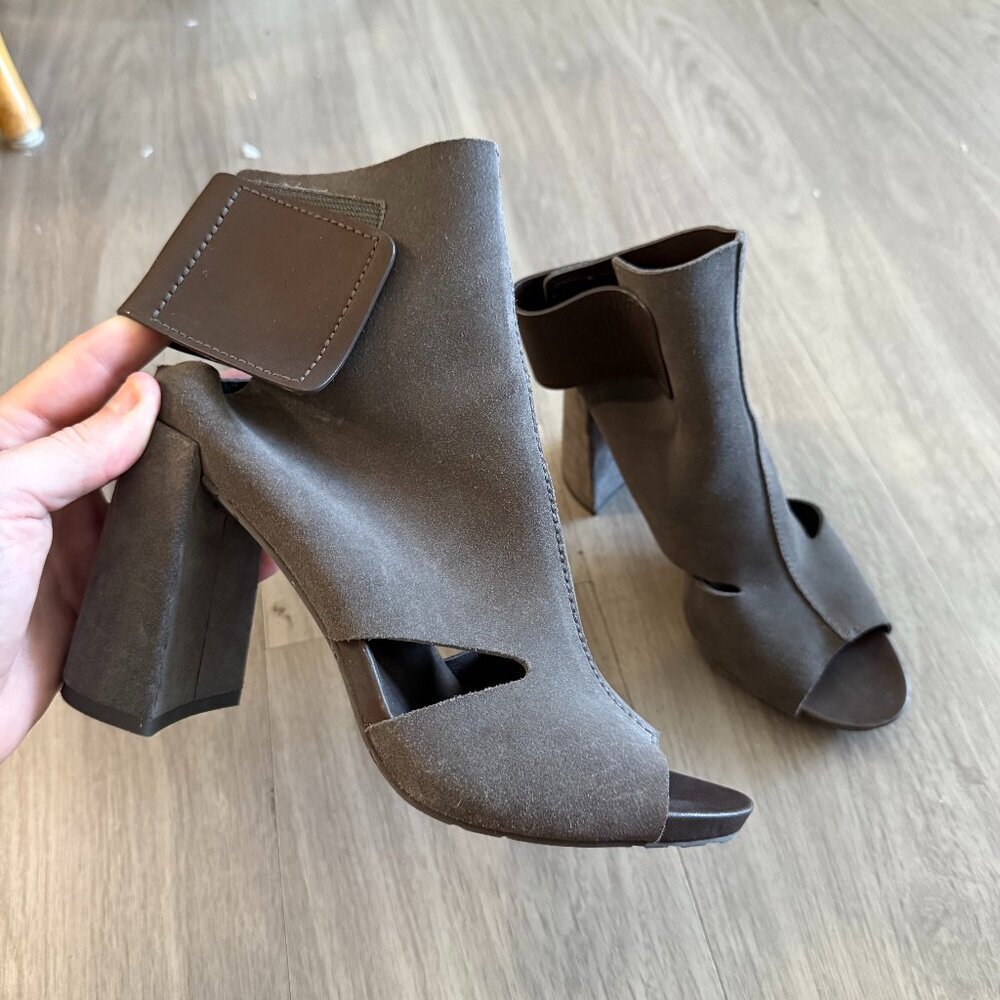 Pedro Garcia Brown Suede Peep Toe Cutout Block Heel Booties Size 39 (US 9)